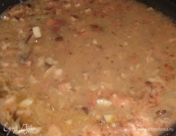 Влить стакан отвара, потушить еще пару минут.