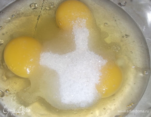 Приготовить тесто. Яйца смешать с сахаром и солью.