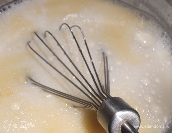 Влить молоко.