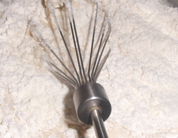 Засыпать муку.