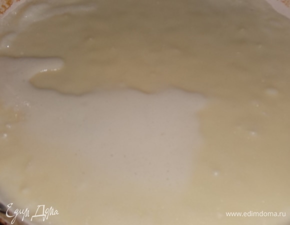 В сковороду наливаем растительное масло, прокаливаем. Сливаем масло в отдельную емкость. В дальнейшем смазываем им сковороду после выпечки каждого блина.