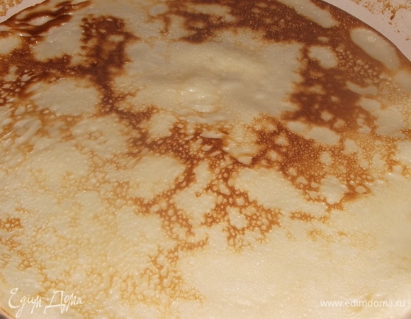 Жарим тонкие блины с двух сторон.