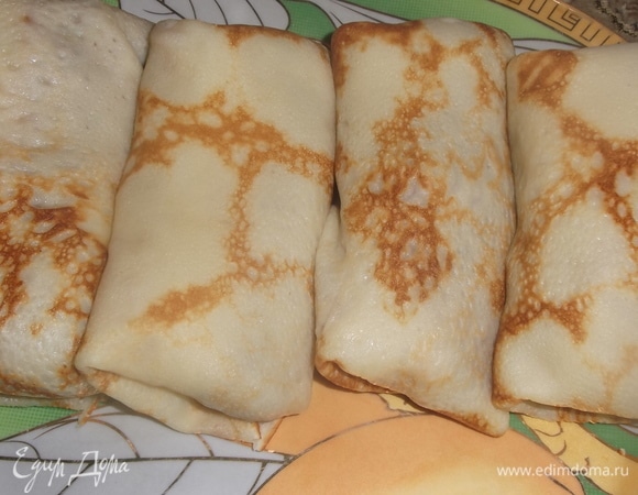 На середину каждого блина выкладываем столовую ложку начинки и заворачиваем. Угощайтесь! Приятного аппетита!