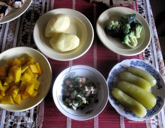 Все до гениальности просто: чистим и нарезаем кубиками овощи.