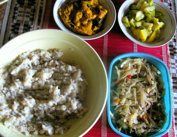 Отвариваем макароны до состония каши (по времени это минут 15). Для начинки можно брать что угодно (я взяла тыквеный мусс с белыми грибами, бигус и, конечно же, соус «Романовы», рецепт которого выкладывала ранее).