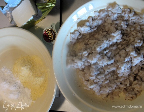 Смешиваем пару видов муки — кукурузную и пшеничную.