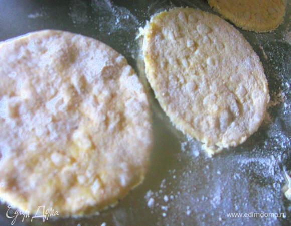 Раскатываем тесто и формируем полоски и кружочки.