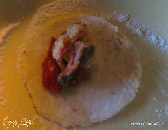 В центр каждого кружка выкладываем начинку, сворачиваем конвертиками. Можете их пожарить на сковороде, а можете запечь, ориентируясь по своей духовке.