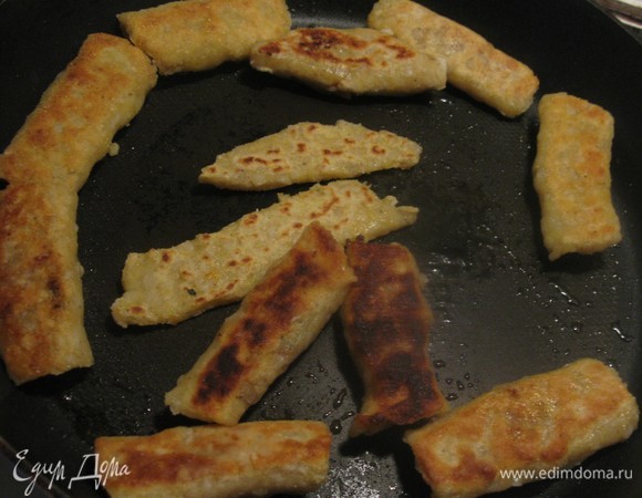 Из полосок теста делаем хлебные тарталетки и обжариваем с каждой стороны пару минут на сухой сковородке.
