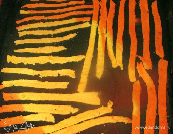 Часть теста оставьте на противне сушиться сутки, потом сложите все в пакет — домашня лапша у вас «в кармашке»! Приятного всем!