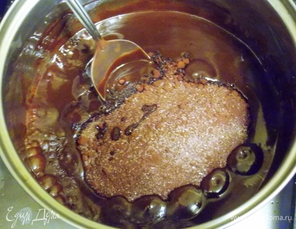 Смешать сахар и какао. Всыпать в массу и перемешать.