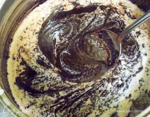 Влить понемногу холодное молоко, все время перемешивая. Снять с огня и остудить до теплого состояния.