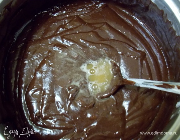 Соду погасить в лимонном соке и добавить к массе, перемешать.