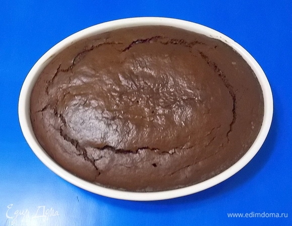 Выпекать при 180°C в течение 20 минут, если любите влажную структуру, или 27–30 минут для более плотной. Главное, не пересушить, иначе он будет рассыпаться.