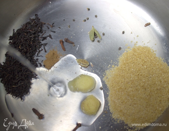 Влить воду (можно пополам с молоком).