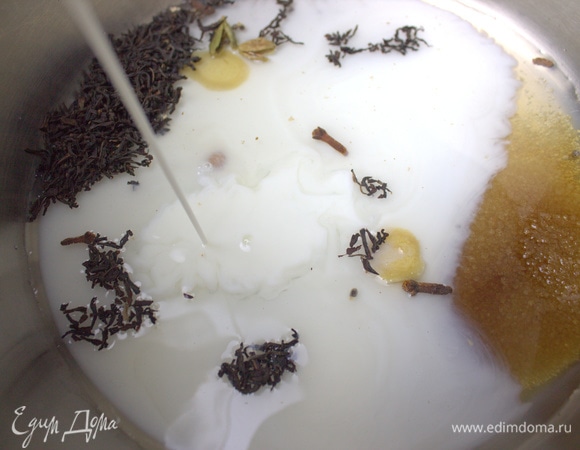 Влить молоко.