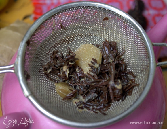 Процедить в чайник или прямо в кружку.