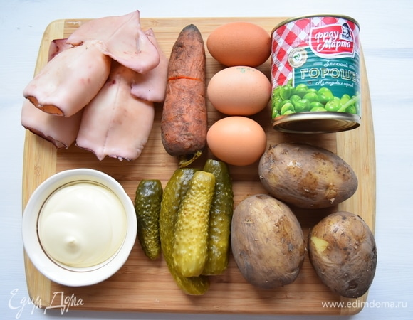Подготовить необходимые продукты. Овощи и яйца заранее отварить и остудить.