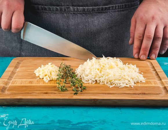 Очистите чеснок, мелко нашинкуйте его или раздавите чеснодавкой. Сыр натрите на крупной терке.