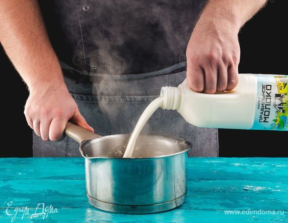 Постоянно помешивая венчиком, влейте в сотейник холодное молоко ТМ «ПравильноеМолоко» 2,5% и доведите до кипения. Добавьте соль, перец, мускатный орех и снимите с огня.