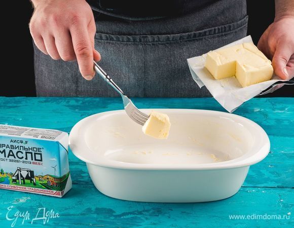 Смажьте глубокую форму для запекания сливочным маслом ТМ «ПравильноеМасло».