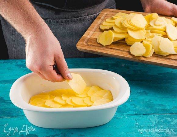 Выложите картофель, посолите, поперчите по вкусу.