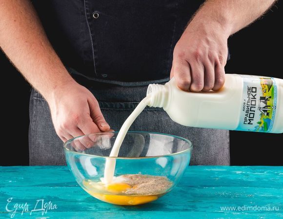 В миске взбейте яйца с молоком ТМ «ПравильноеМолоко» 1,5%. Добавьте немного молотого мускатного ореха.