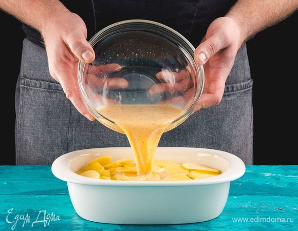 Залейте картофель взбитыми яйцами. Запекайте в духовке 35–40 минут.