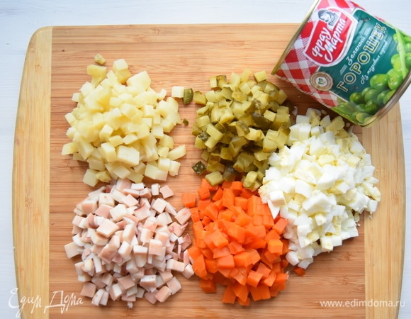 Овощи и яйца нарезать кубиком одинакового размера. Так же нарезать кальмаров.