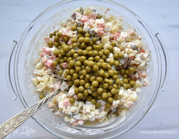 Соединить нарезанные продукты. Добавить майонез и перемешать. В конце выложить консервированный зеленый горошек ТМ «Фрау Марта». Салат поперчить по вкусу. Добавить соль при необходимости.