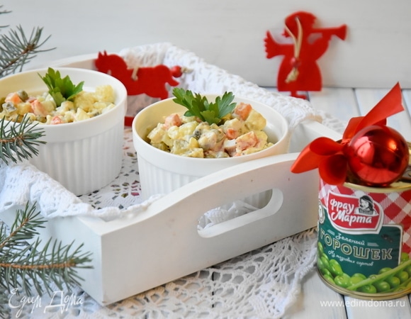 Салат можно подать в общем салатнике или порционно. Украсить зеленью.