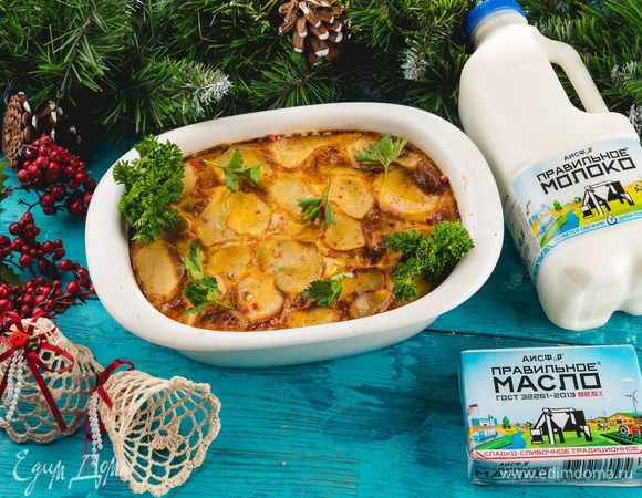 Подавайте праздничное блюдо на стол, украсив зеленью.