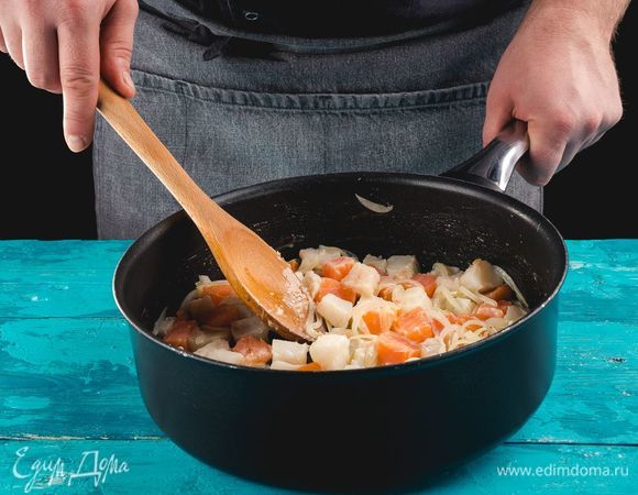 На небольшом огне обжарьте лук и рыбу в течение 2–3 минут.