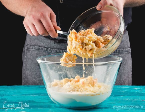 Туда же выложите рыбу с луком и молотый розовый перец. Перемешайте.