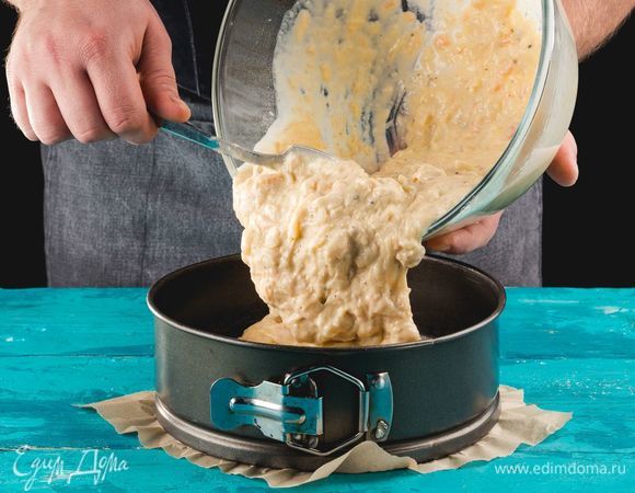 Форму для пирога смажьте растительным маслом и выложите в нее тесто. Выпекайте в течение 20–25 минут.