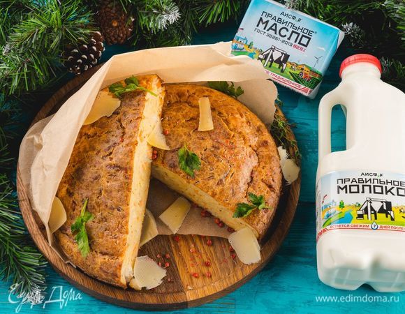 При подаче можете украсить пирог зеленью и тонкими ломтиками твердого сыра. Приятного аппетита!