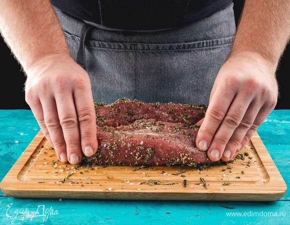 Кусок нежирной свиной корейки тщательно натрите смесью пряностей со всех сторон.