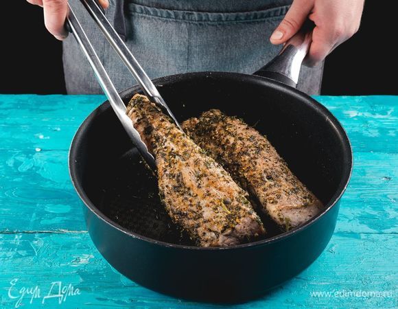 Разогрейте сковороду с оливковым маслом. Обжарьте мясо на сильном огне со всех сторон до золотистой корочки.