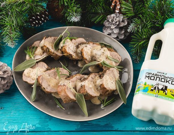 Достаньте мясо из духовки и выложите на разделочную доску. Дайте ему «отдохнуть» 5–10 минут. Нарежьте, выложите на блюдо и полейте остатками соуса из противня. Ароматное мясо будет прекрасно смотреться на праздничном столе!