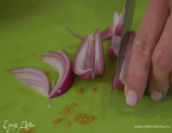 Красный лук почистить и нарезать тонкой соломкой.