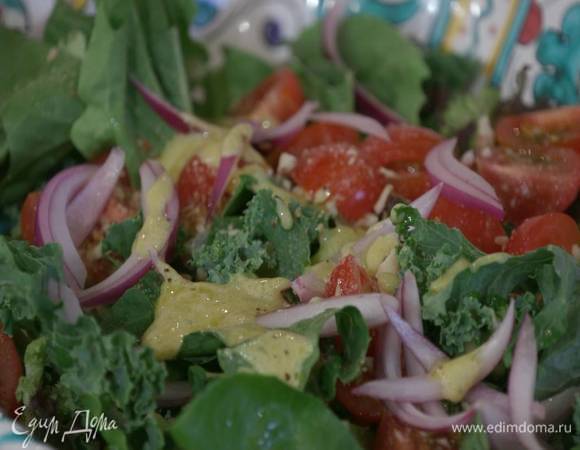 В глубокую миску выложить салатный микс, помидоры, красный лук, орехи, полить все заправкой и перемешать.