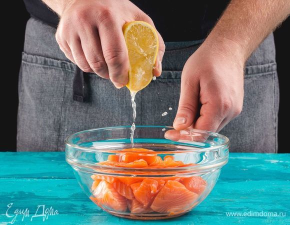 Подготовьте филе лосося, нарежьте его ломтиками. Сбрызните лимонным соком, посолите и поперчите по вкусу. Оставьте на 30 минут.