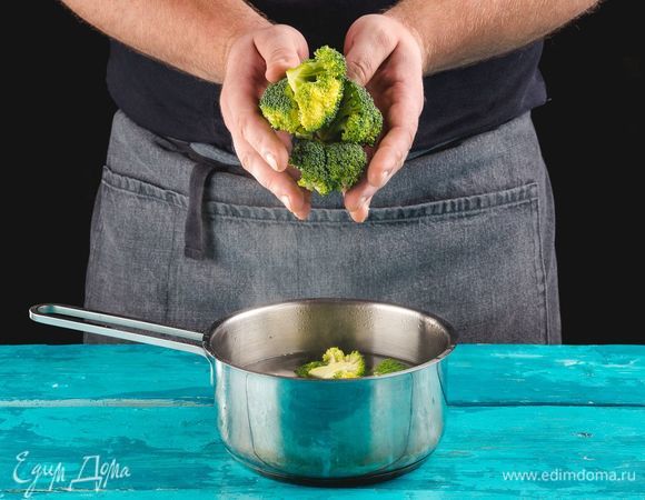 В другой кастрюле залейте горячей водой брокколи, посолите и варите 5 минут.