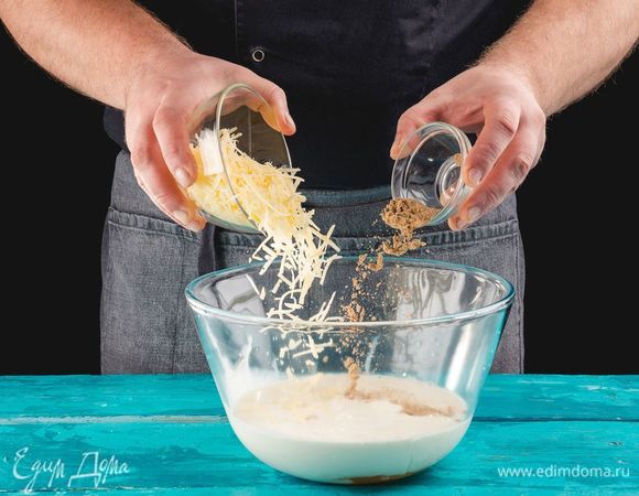 Добавьте тертый сыр, соль, перец и мускатный орех.
