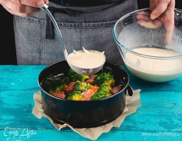 Выложите слоями брокколи и рыбу, залейте сливочной смесью. Запекайте 20 минут при 220°С.