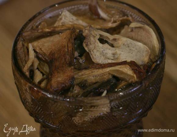 Грибы залить кипятком и дать постоять, затем жидкость слить и сохранить, а грибы мелко порезать.