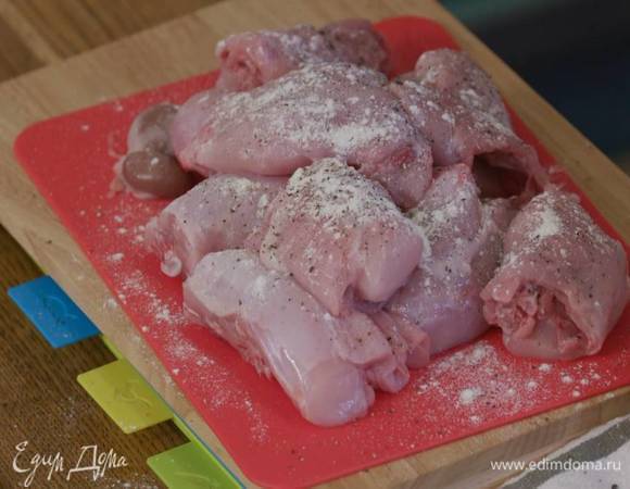 Тушку кролика разрезать на крупные куски, посолить, поперчить и посыпать со всех сторон мукой.