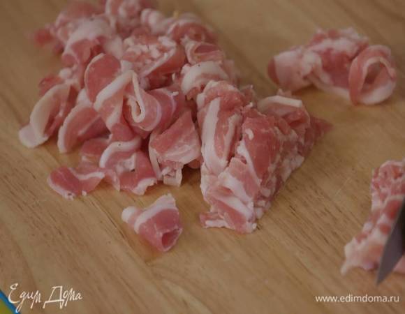 Бекон мелко порезать.