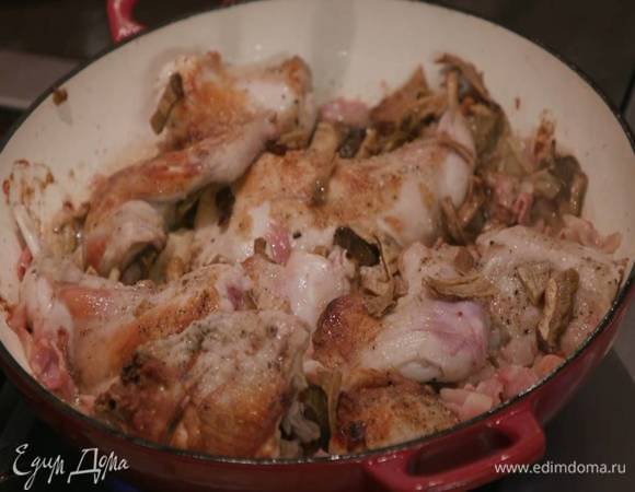 Разогреть в тяжелой глубокой сковороде оливковое и сливочное масло и обжаривать кролика с одной стороны до появления золотистой корочки, затем перевернуть, добавить бекон, нарезанные грибы, слегка перемешать и обжаривать еще пару минут.