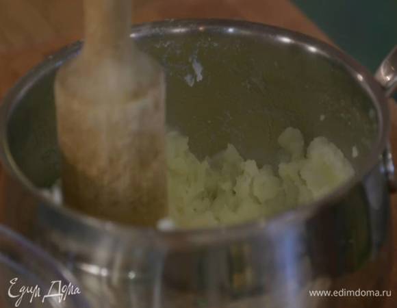 Картофель почистить и отварить до готовности, затем размять толкушкой в пюре — должно получиться 350 г.